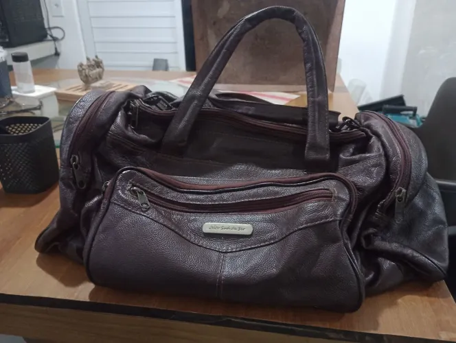 Vendo bolsa (viagem) de couro marrom escuro.