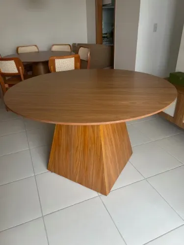 Mesa de jantar redonda em madeira com 130 cm de diâmetro
