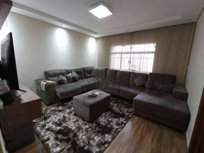 LINDA CASA TÉRREA À VENDA | 240 m² DE ÁREA CONSTRUÍDA