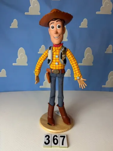 WOODY DISNEY STORE, FALA INGLES. TOY STORY FALTA UM DEDO