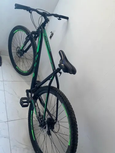 Vendo bicicleta preta com verde
