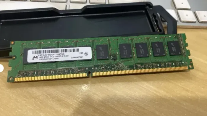 memória RAM Micron de 4GB DDR3 com tecnologia ECC (modelo MT18JSF51272AZ-1G4D1ZE)