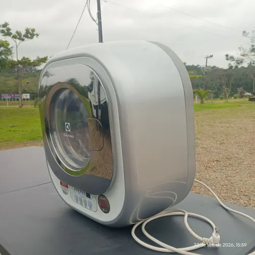 Máquina de lavar Electrolux 3 kg Silent sem placa principal.