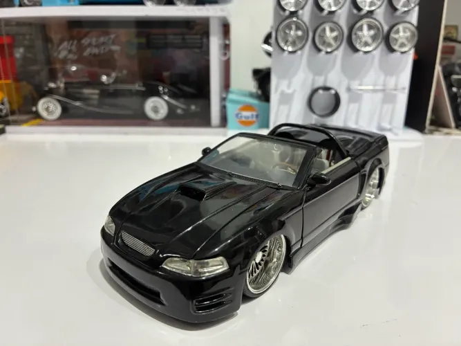 Miniatura Ford Mustang conv