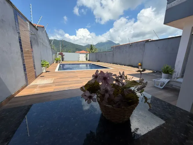 Casa lado praia a 1500 metros do mar, com 4 quartos, possui piscina, jardim e churrasqueir