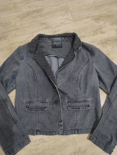 Jaqueta jeans preta com gola de brilho