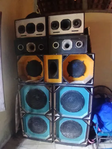 Vende-se um som grande ..pra fazer festas eventos ...celular.. * 