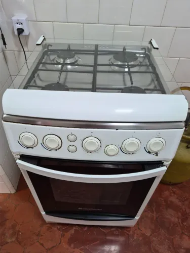 Vendo Fogão Continental 4 bocas,forno com 2 prateleiras e estufa.