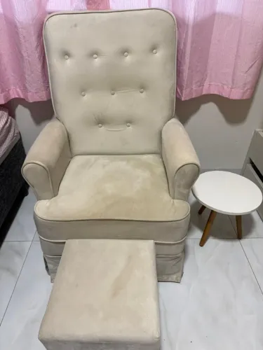 poltrona de amamentação com puff