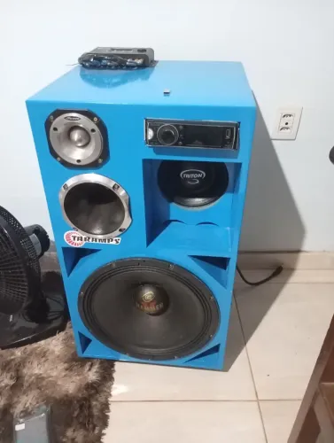 Vendo ou troco caixa de som 4 vias. Caixa trio com médio grave.