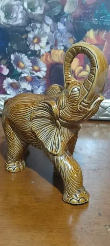 Elefante decorativo em louça 26 cm - representação de elefante africano