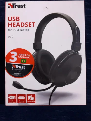 Fone Headset USB Trust Ozo (modelo 24132) na cor preta.