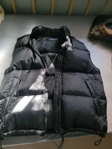 COLETE PUFFER PRETO COM GORRO E BOLSOS