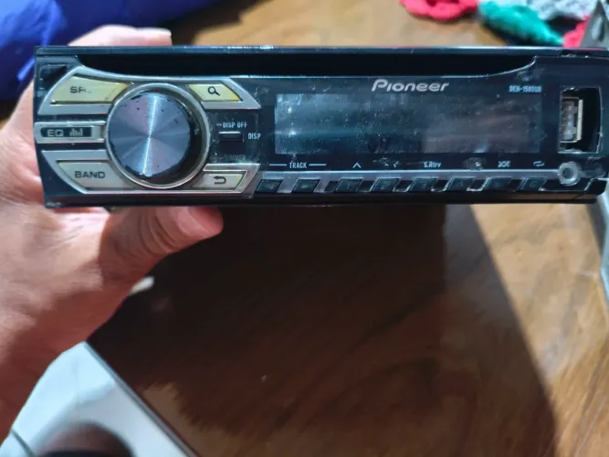 Vendo um rádio Pioneer com bluetooth e um controle de longa distância