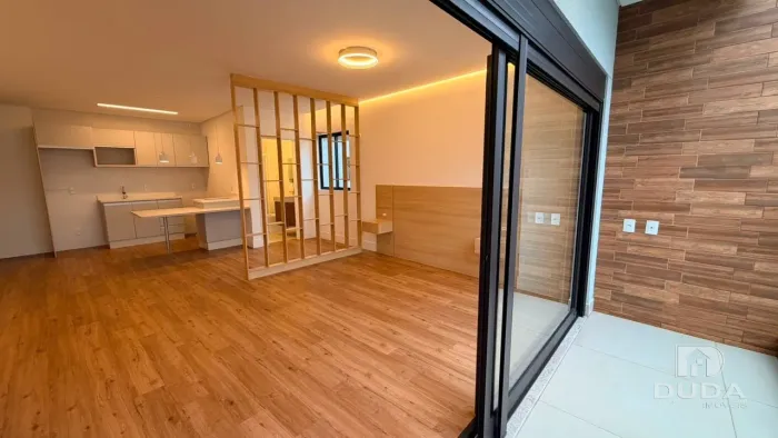 STUDIO MODERNO COM SACADA AMPLA PROXIMO À SC 401