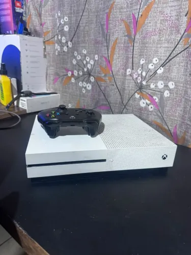 Vendo Xbox onde s 1tb com 1 controle