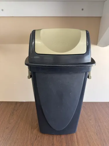 LIXEIRA DE PLÁSTICO 45L