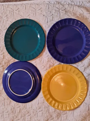 Pratos de sobremesa coloridos 