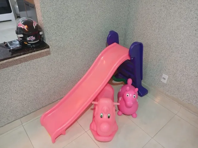 Conjunto Infantil com Escorregador + 2 Cavalinhos de Brinquedo