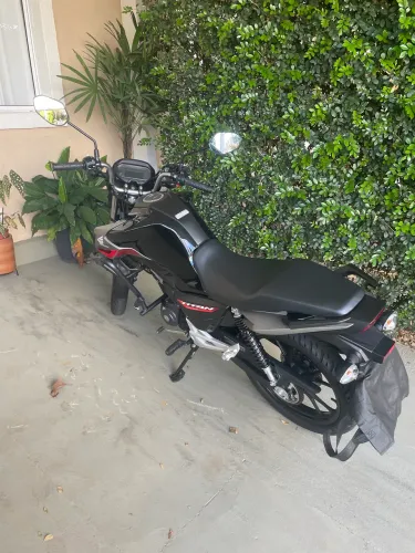Vende moto titan preta completa em bom estado baixa km