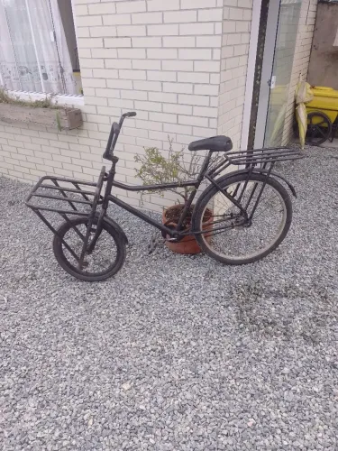 Vendo bicicleta cargueira.Restaurada leve para andar e bm confortável.valor 650,00
