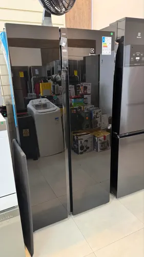 Geladeira preta de vidro nova sem uso salvada apenas avaria nos lado valor abaixo de loja 