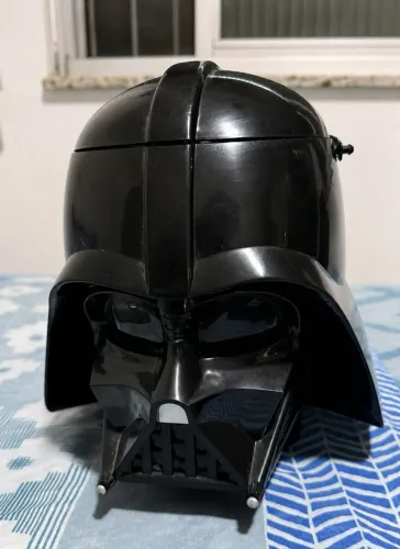 Kit Star Wars: Balde de Pipoca Capacete Darth Vader + Copos Sabre de Luz