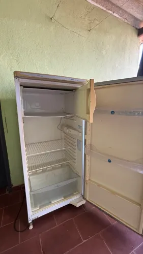 Vende-se geladeira 220v usada