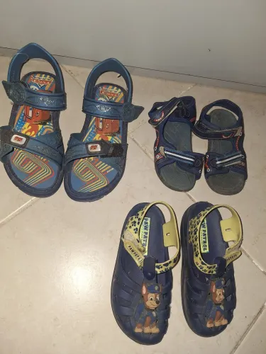 3 Sandálias infantil em bom estado. 