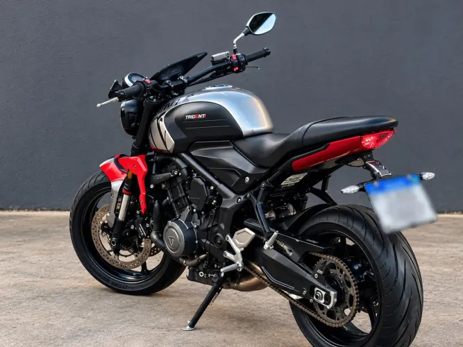 Moto: Trump Trident 660