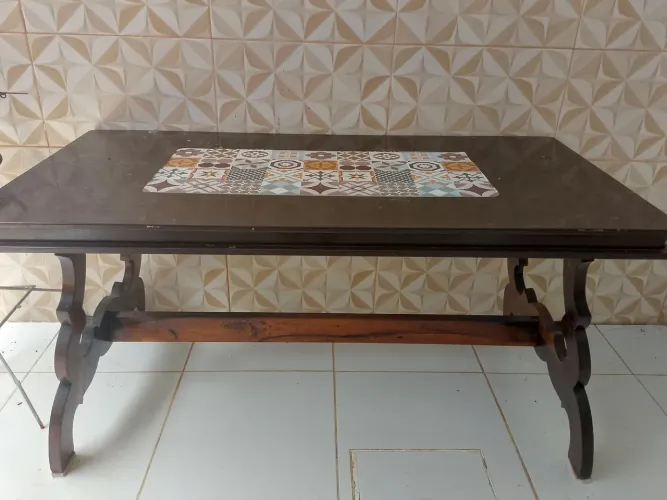 Mesa em Madeira e MDF