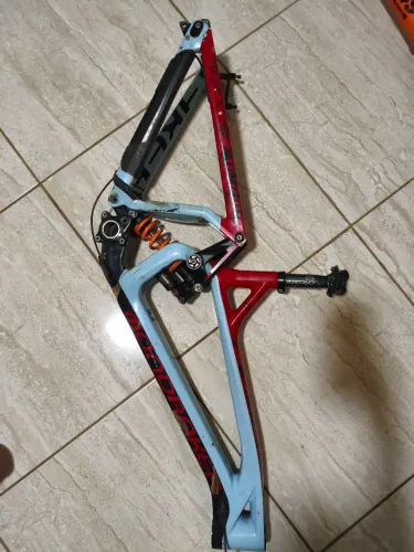 Quadro de Downhill mondraker summum carbono 27.5/29,shock Fox DHX2 kashima 