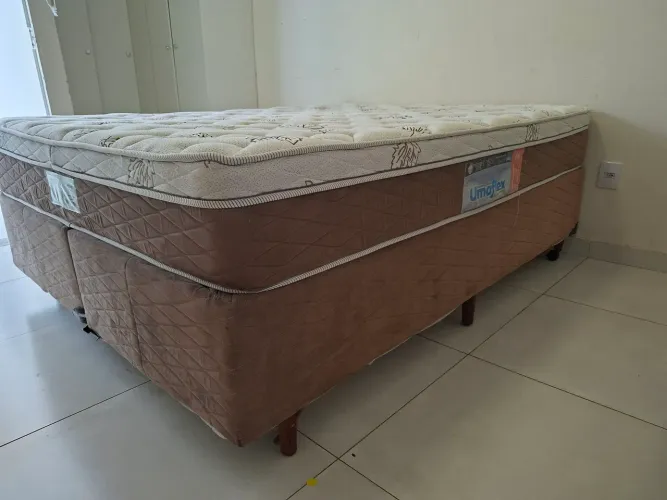 Cama box + colchão Queen Umaflex Império, 1,58 × 1,98 m.