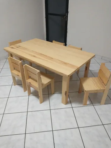 Mesas e cadeiras 