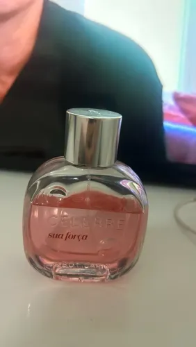 Perfume Celebre sua força