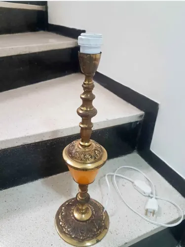 Abajur antigo em bronze com detalhes Opalina cor laranja ricamente trabalhado