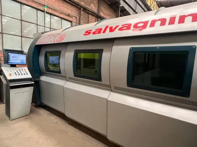 MÁQUINA DE CORTE LASER FIBRA SALVAGNINI 2500W - PARA CHAPAS METÁLICAS