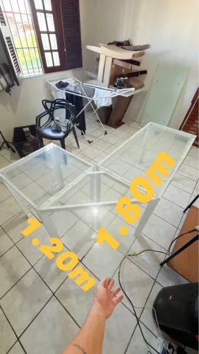 Mesa em L de aço e vidro