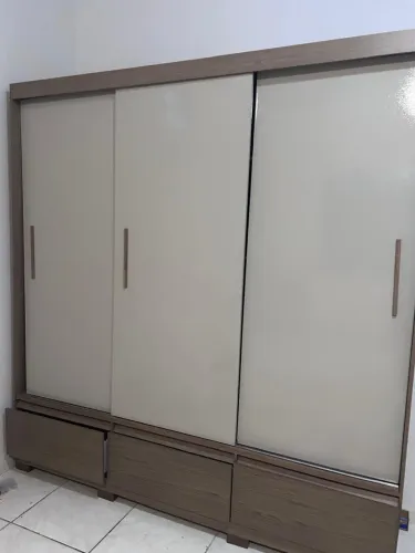 Guarda roupas com três portas e três gavetas
