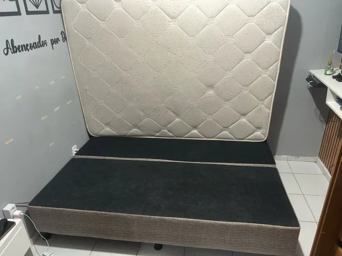 Cama de box de casal.