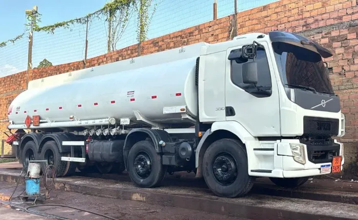 Caminhão volvo vm330
