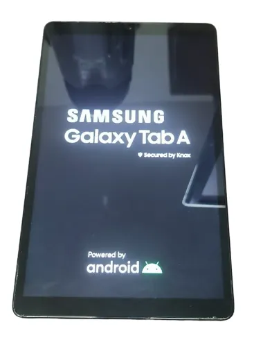 Tablet Samsung Galaxy Tab A (SM-T515), cor prata, seminovo com pequenos sinais de uso.