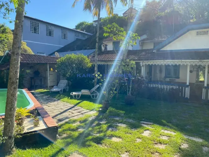 CASA À VENDA COM 3 DORMITÓRIOS, PISCINA E QUINTAL NO SIMÉRIA PETRÓPOLIS RJ