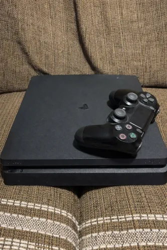PS4 Slim 