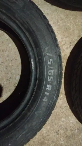 Vendo 3 pneus aro 14 e um aro 15