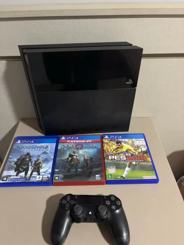 ? PS4 FAT + Controle Original + God of War Ragnarök + God of War 2018 + PES 2018 ?