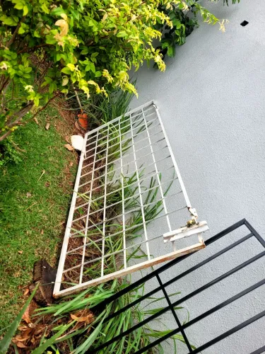 Vende bela grade de porta em perfeito estado