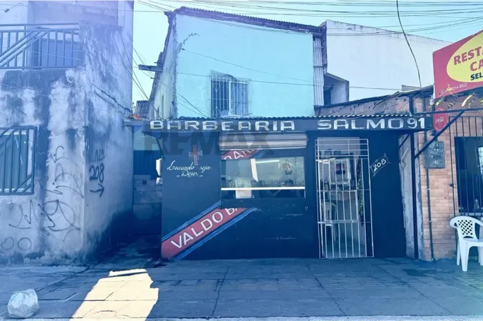 Casa de Dois Pavimentos com Ponto Comercial à Venda Jurunas