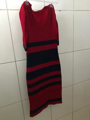 Vertido vermelho e azul