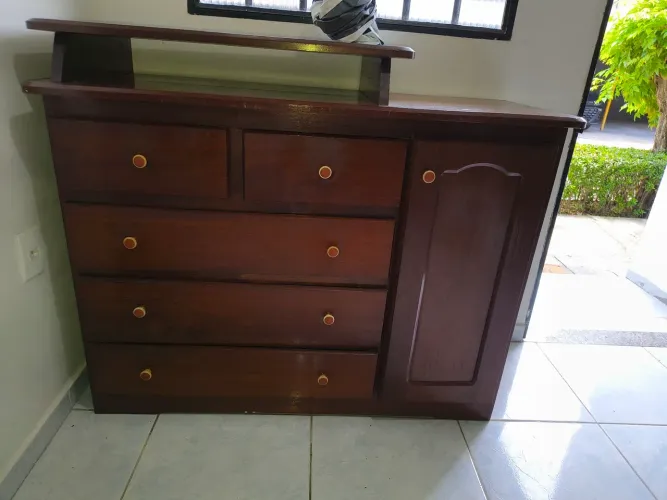Vendo cômoda de madeira maciça 